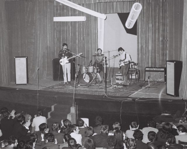 Foto dintre file de muzica 5 7.jpg Foto dintre file de muzica 5 7.jpg