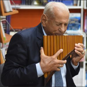 Gheorghe Zamfir la nai.jpg