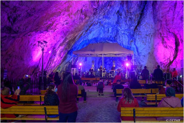 Jazz in Pestera Ialomicioarei 2.jpg Jazz in Pestera Ialomicioarei 2.jpg